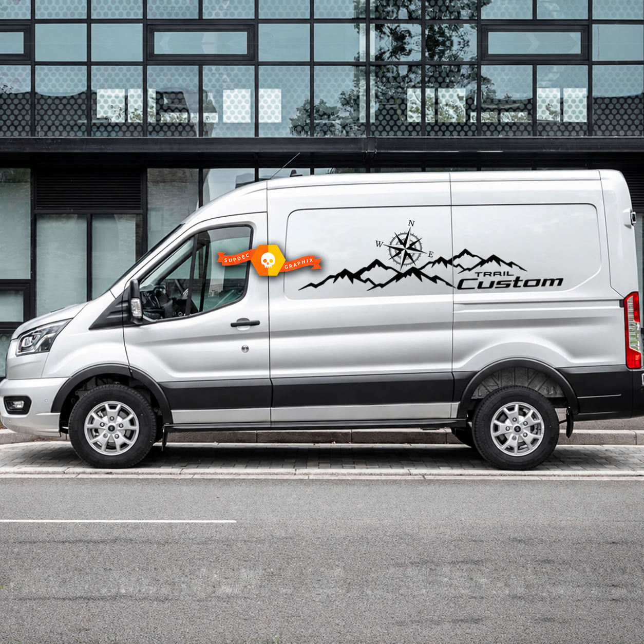 Trail Style Custom Mountain Compass — Vinylsticker (zijkant) voor Ford Transit