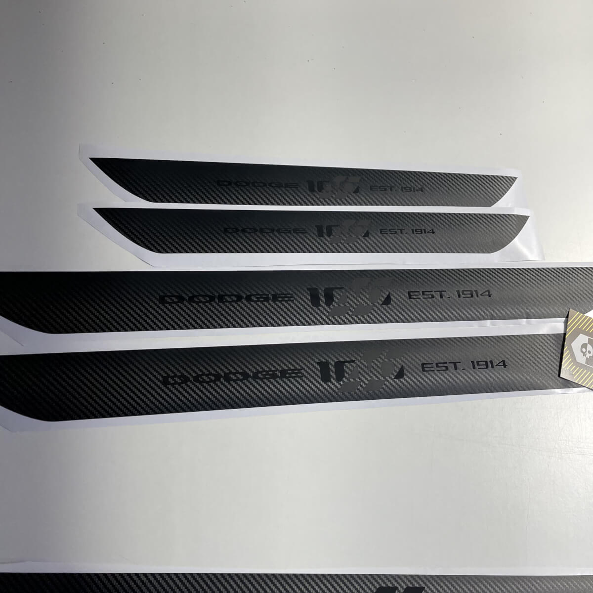 4x Dodge Challenger 100e verjaardag instaplijsten vinylstickers
