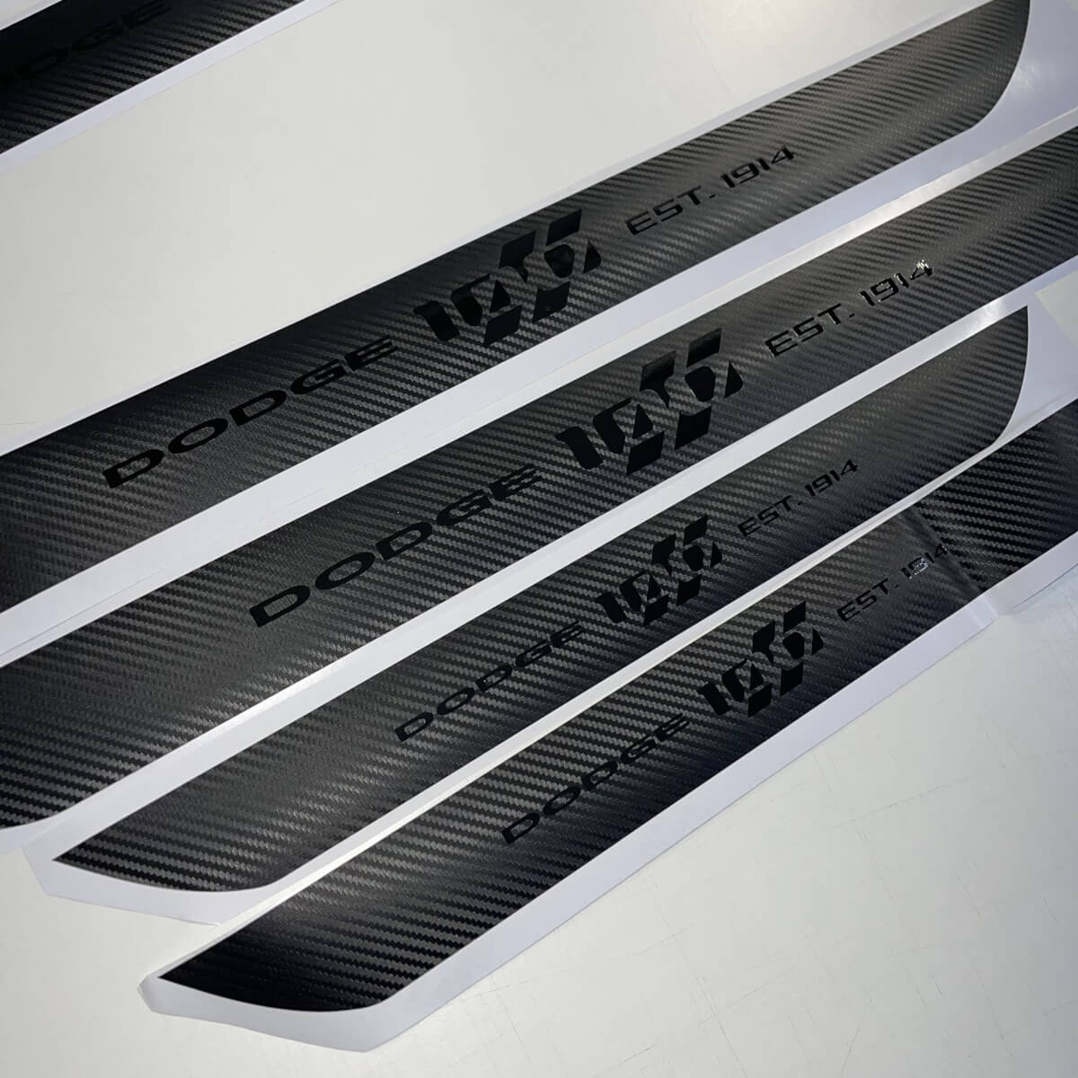 4x Dodge Challenger 100e verjaardag instaplijsten vinylstickers carbon zwart
