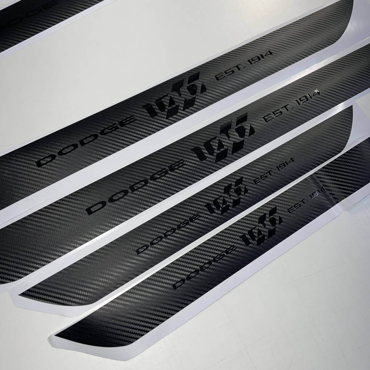 4x Dodge Challenger 100e Verjaardag Instaplijst Vinyl Decal Stickers Carbon Zwart
