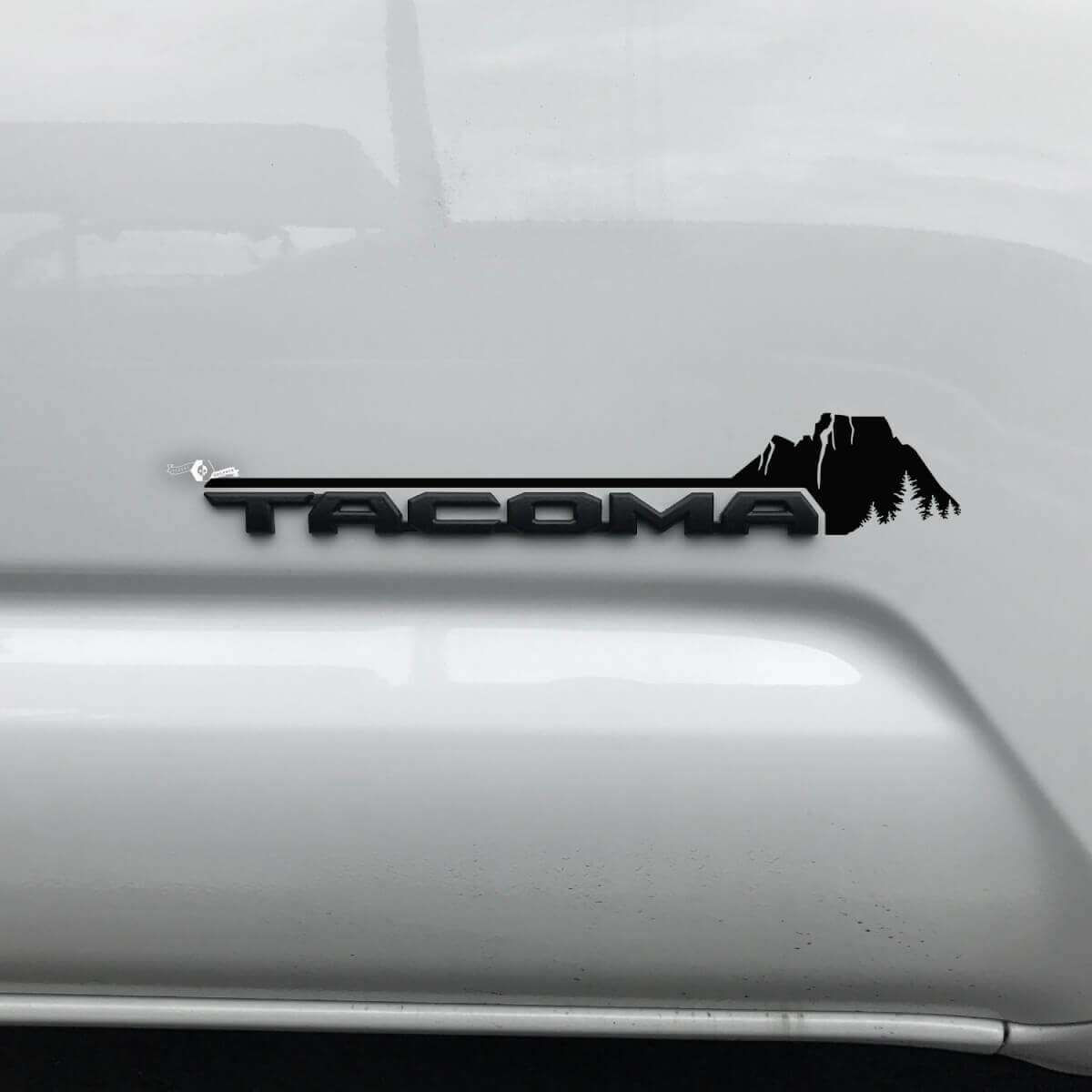 Toyota Tacoma bergen bos bomen Canyon sticker sticker over badge
