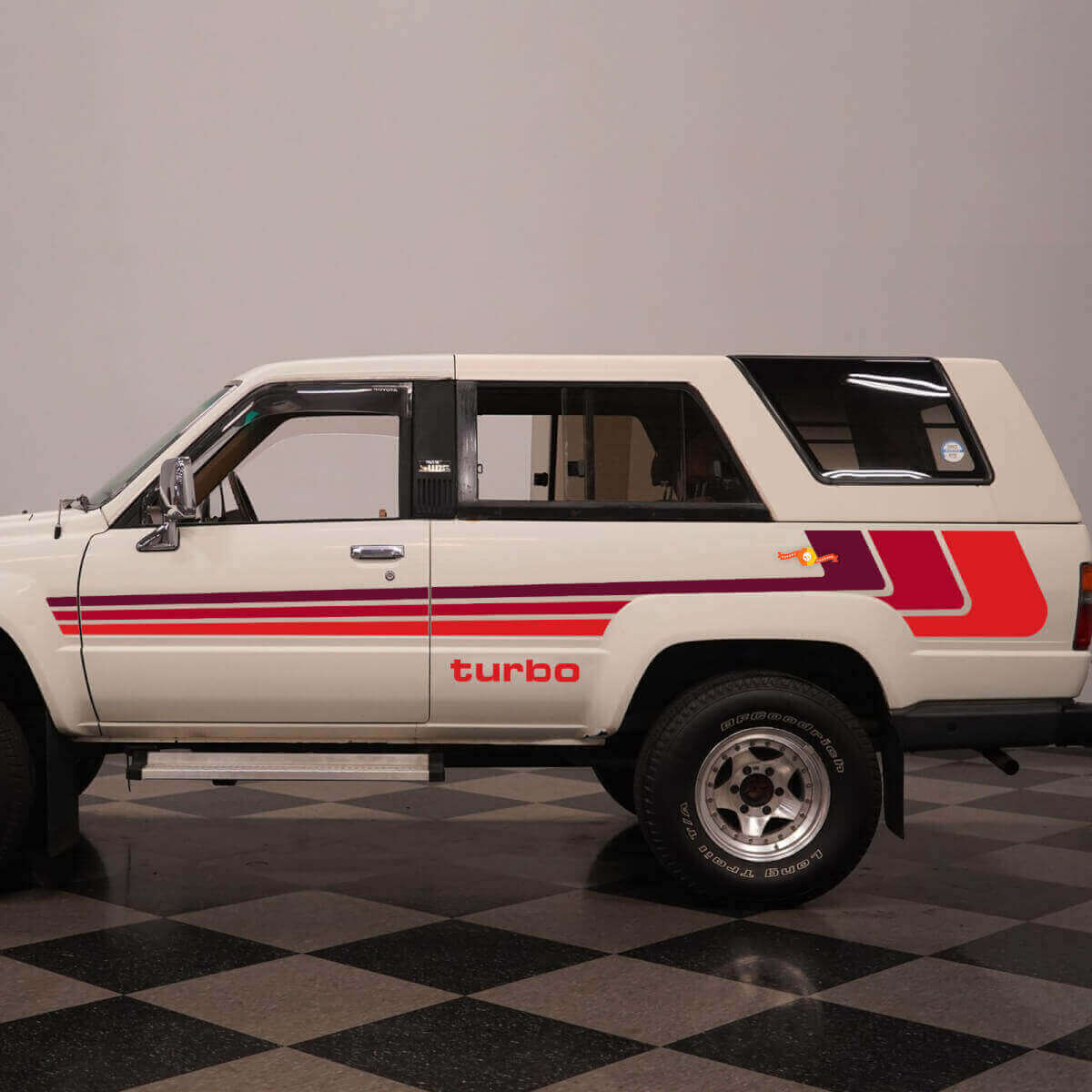 Retro zijstickers met klassieke strepen voor de Toyota Hilux Surf SSR uit 1988
