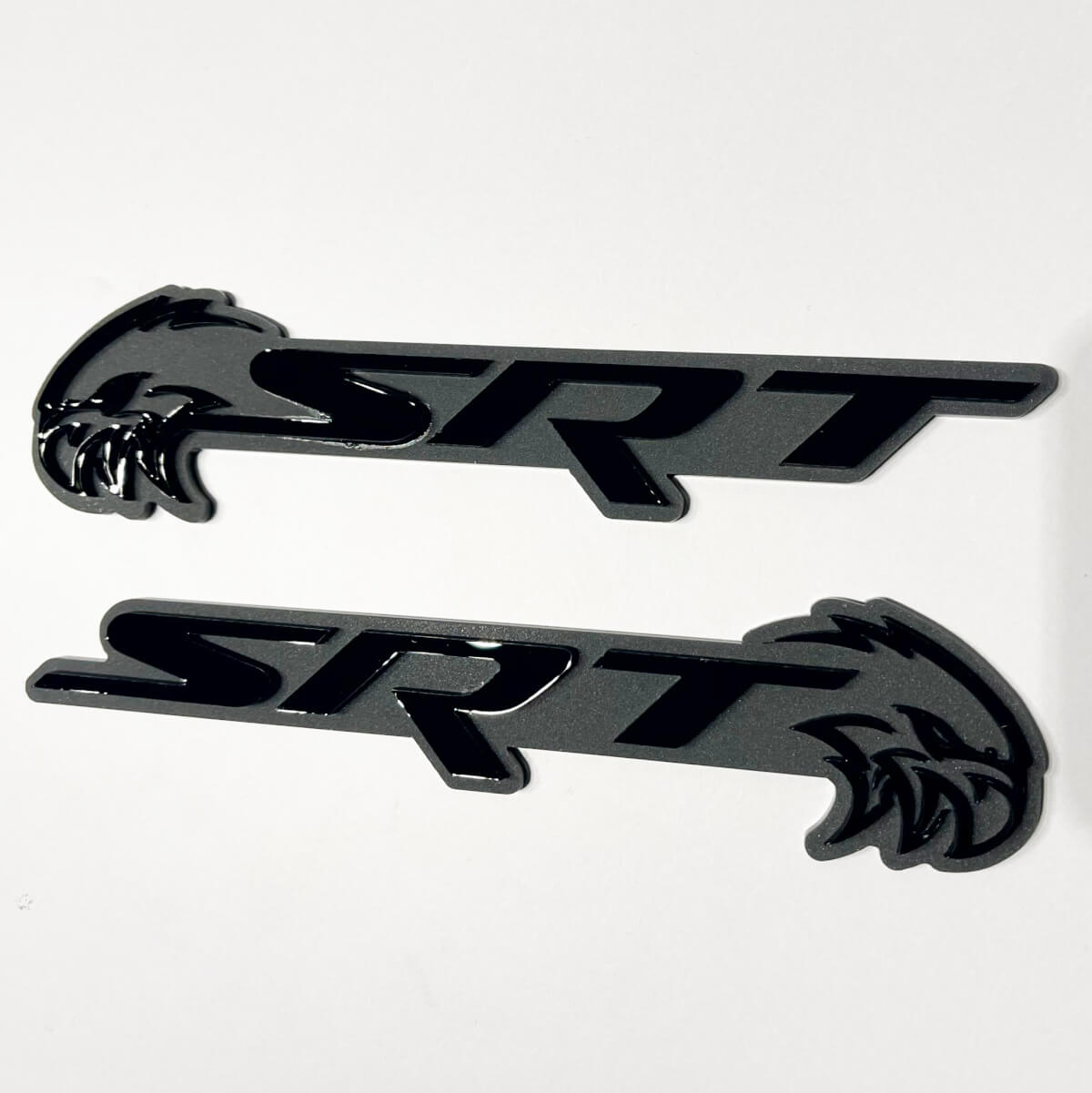 SRT Trackhawk 3D-badge zwart versus grijs spatbordbadges embleem 2
