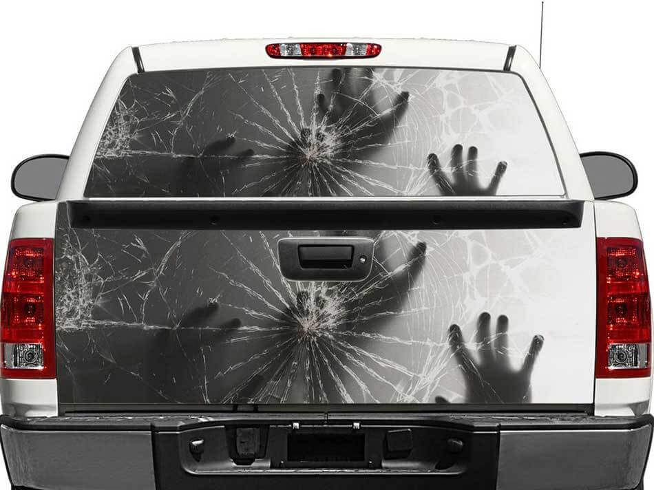 Handen achter gebroken glas achterruit- of achterkleplabel voor Pickup Truck SUV