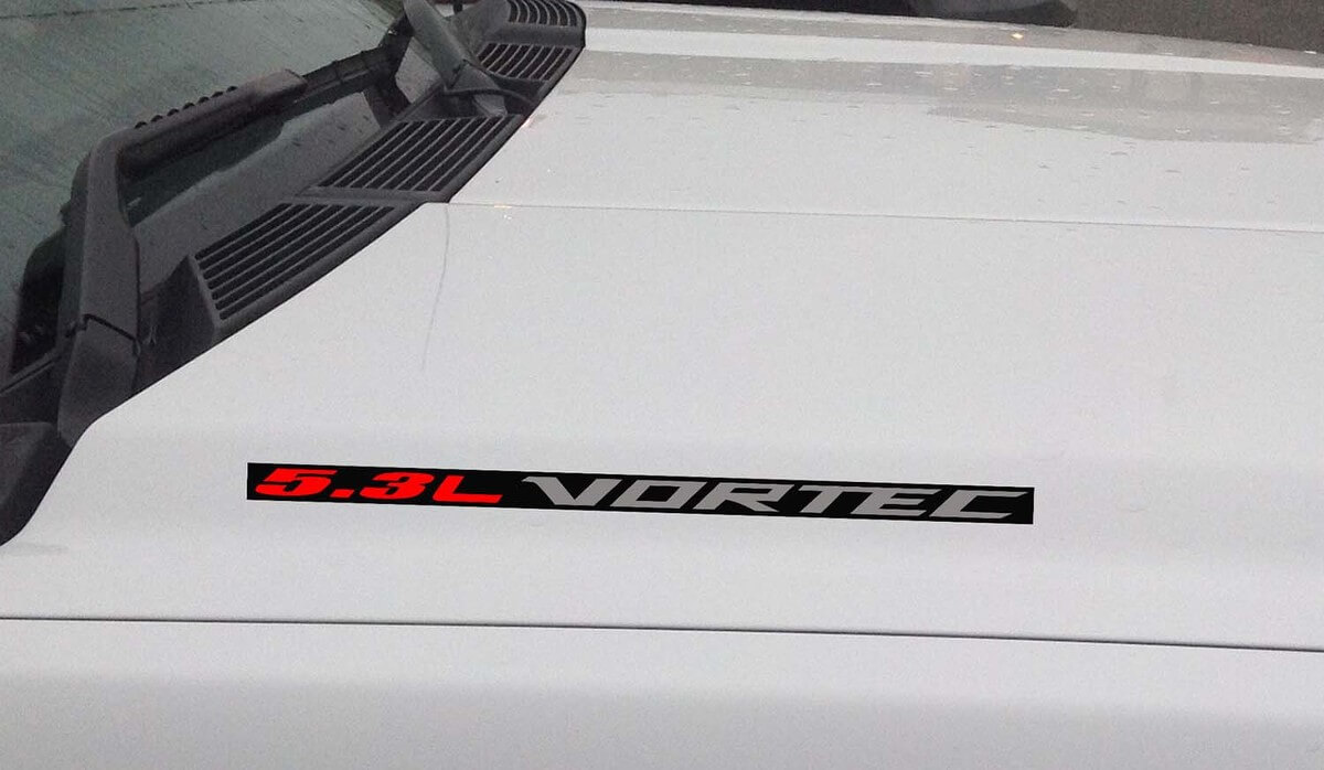 5.3L Vortec Hood Vinyl Decal Sticker: Chevrolet Silverado GMC Sierra (Blok) Zwarte achtergrond
