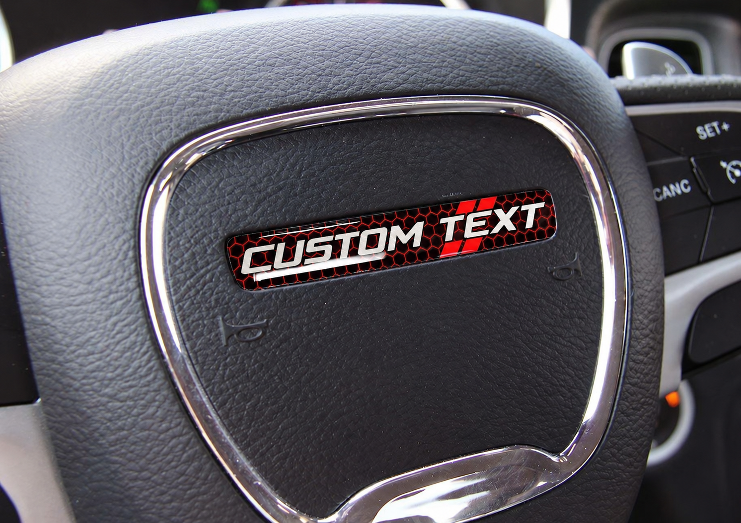 Red Honeycomb Twin Stripes Custom Text Domed Insert — Vinylsticker (stuurwiel) voor Dodge Challenger