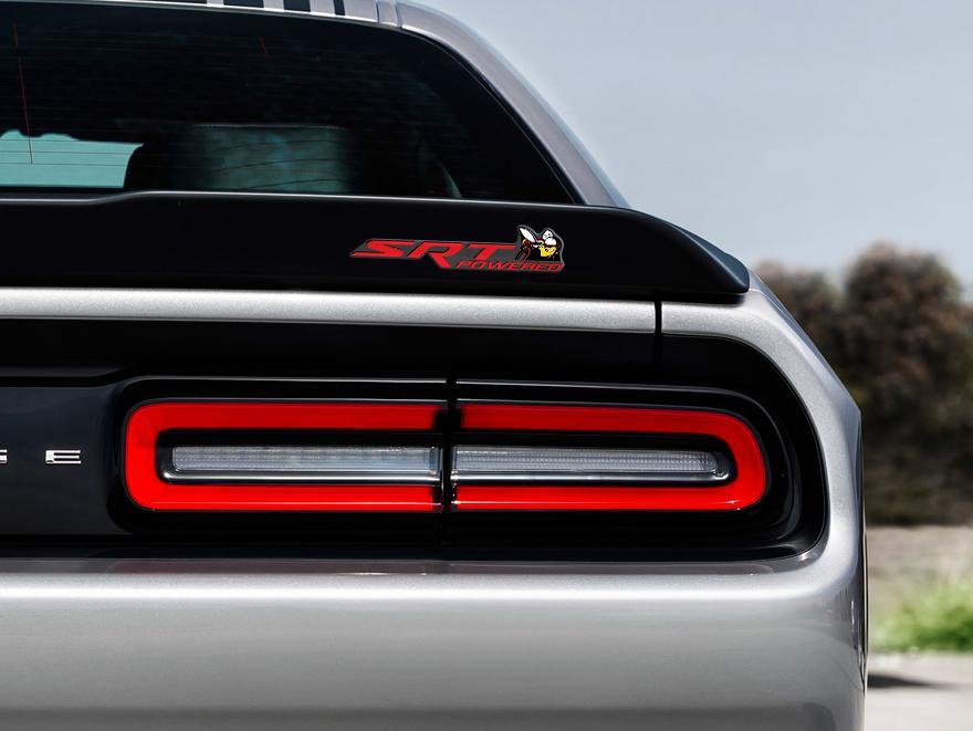 Scat Pack Challenger of Charger SRT Powered badge embleem koepelvormige sticker Dodge Reed kleur grijze achtergrond met zwarte schaduwen

