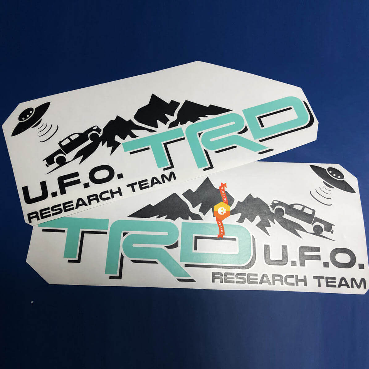 Set zijkant vinylstickers TRD-stijl U.F.O. Research Team voor Toyota Tacoma