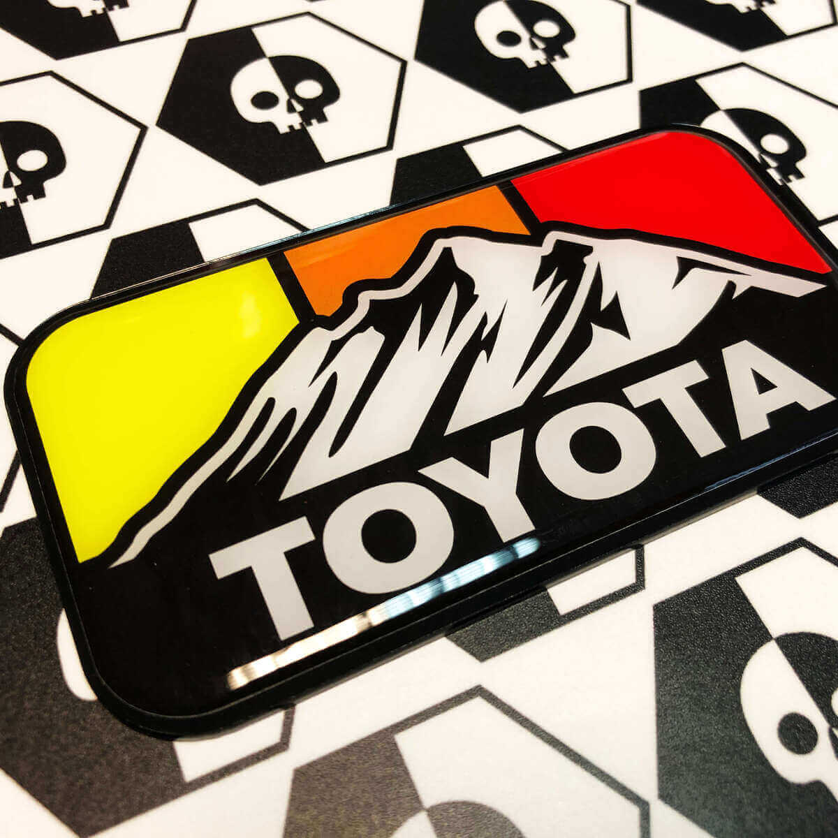 Toyota Mountains Retro Vintage Kleuren Bolvormige Badge Sticker