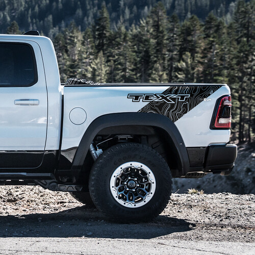 Topografische Sweep Aangepaste Tekst Bedside Vinyl Decal Sticker voor RAM 1500 Rebel, TRX 2019-2026