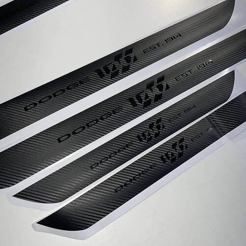 4x Dodge Challenger 100e Verjaardag Instaplijst Vinyl Decal Stickers Carbon Zwart
