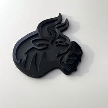 Aangepaste 3D Badge Bull Angry logo Fender Badges embleem zwart en zwart
 3