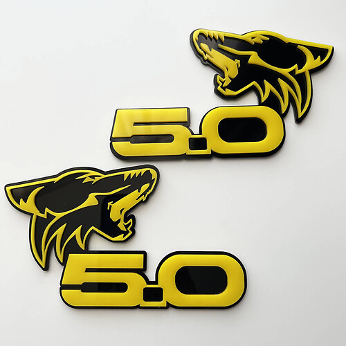 COYOTE 5.0 Spatbordbadges embleem 3D-badge zwart versus geel
