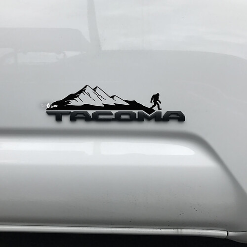 Toyota Tacoma berg Yeti Sasquatch Bigfoot sticker sticker over badge
