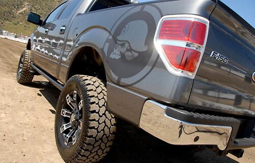 Metal Mulisha Skull in Helm Nachtkastje Vinyl Decal Sticker voor Dodge Ram 1500