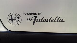 Set van 2x Powered by Autodelta carrosseriestickers passend bij Alfa Romeo Spider Giulia
