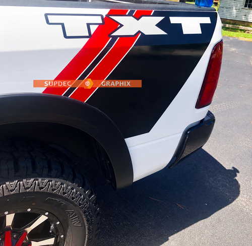 TXT Grunge Red Stripes — Vinylsticker (laadbakzijkant) voor RAM 1500 Rebel