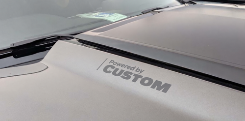 Aangedreven door CUSTOM Motorkap Vinyl Decal Paar