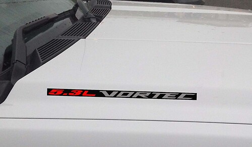 5.3L Vortec Hood Vinyl Decal Sticker: Chevrolet Silverado GMC Sierra (Blok) Zwarte achtergrond
