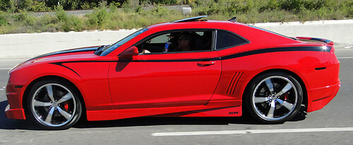 2010 - 2015 Chevrolet Camaro met volledige accentstrepen aan de bovenzijde van de duivelstaart
