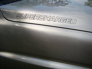 SUPERCHARGED Motorkapstickers / Deurbadges / Spatbordstickers