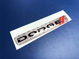 Logo op stuurwiel op metalen structuur Embleem met rode strepen, koepelvormig embleem Challenger Charger Dodge
