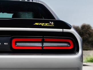 Scat Pack Challenger of Charger SRT Powered badge embleem koepelvormige sticker Dodge Gele kleur Grijze achtergrond met zwarte schaduwen
