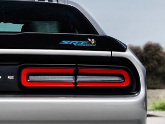 Scat Pack Challenger of Charger SRT Powered badge embleem koepelvormige sticker Dodge Blauwe kleur Grijze achtergrond met zwarte schaduwen

