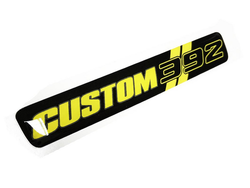 Een gele emblematische dompelsticker voor het stuurwiel voor Dodge Challenger Charger Daytona 8690
