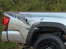 TRD Off Road Met Bandensporen kant 4x4 off road PRO Sport 3 kleuren Vinyl Stickers Sticker
 2
