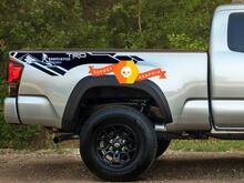 Sasquatch Bigfoot TRD editie Mountain BedSide Vinyl Stickers Sticker geschikt voor Tacoma 13-20 of Tundra 13-20
 2