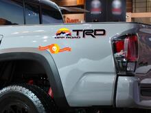 Paar TRD 4x4 off-road met bergen Vintage zonsondergang oude stijl kant vinyl stickers sticker geschikt voor Tacoma Tundra 4Runner
 2