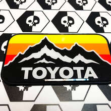 Toyota Mountains Retro Vintage Badge Embleem Bolle Sticker Decal met Hoge Impact Polystyreen 3