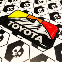 Nieuwe Toyota Mountains Retro Vintage kleuren badge embleem koepelvormige sticker sticker met slagvast polystyreen
 2