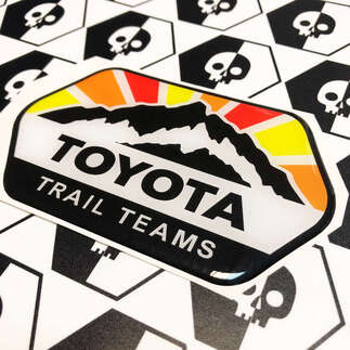 2 Decals Toyota Trail Teams Bergen Vintage Zon Kleuren Badge Embleem Koepelvormige Sticker
