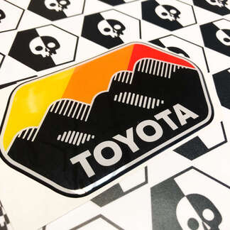 2 stickers Toyota Trail Teams bergen de heuvels stijl vintage zon kleuren badge embleem koepelvormige sticker
