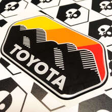 2 stickers Toyota Trail Teams bergen de heuvels stijl vintage zon kleuren badge embleem koepelvormige sticker
 2