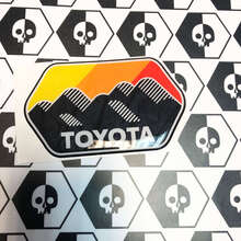 2 stickers Toyota Trail Teams bergen de heuvels stijl vintage zon kleuren badge embleem koepelvormige sticker
 3